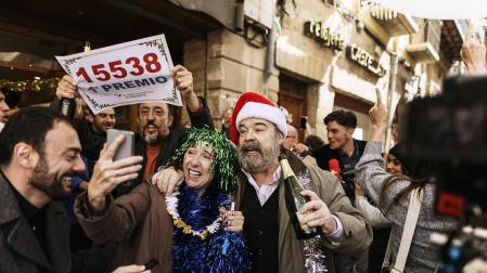 Antonio Resines, Gracia Olayo, Clara Lago y varios actores más rodaron en Pamplona y Puente la Reina parte de la ópera prima de Susan Béjar, 'Mis hijos valen or'