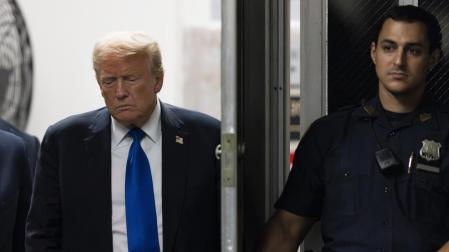 El ex presidente de Estados Unidos, Donald Trump, antes de escuchar el veredicto del jurado