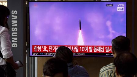 Varias personas en una estación en Seúl ven en las noticias que Corea del Norte lanzó varios misiles balísticos hacia el Mar del Este