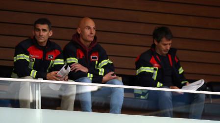 Algunos bomberos han seguido el pleno de este jueves desde la tribuna de invitados