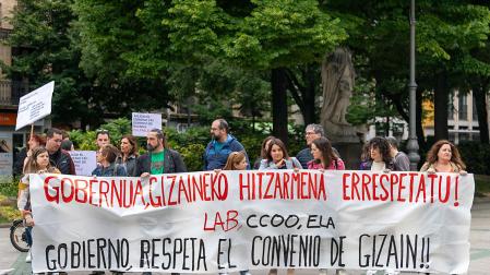 Concentración de este jueves de los trabajadores de Gizain, fundación pública navarra para la gestión de los servicios sociales públicos