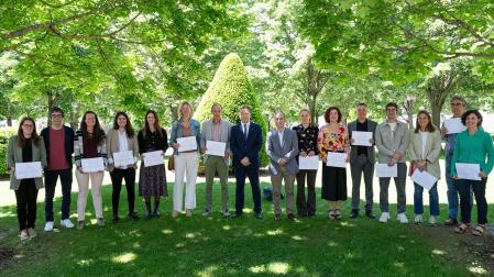 Los premiados, con el rector de la UPNA y el vicerrector de Investigación. De izda. a dcha., Leyre Catalán, Álvaro Martínez, Patricia Aranguren, María Medrano, Maddi Osés, Idoia Labayen, David Astráin; el rector, Ramón Gonzalo; el vicerrector de Investigación, Francisco Javier Arregui; Katalin Nemeth, Camino Bueno, Óscar Martín, Miguel Araiz, Patricia Alegría, Antonio Rodríguez y Gurutze Pérez Artieda