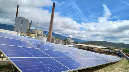 Más de 12.000 placas solares integran el parque fotovoltaico para autoconsumo de la papelera de Sangüesa