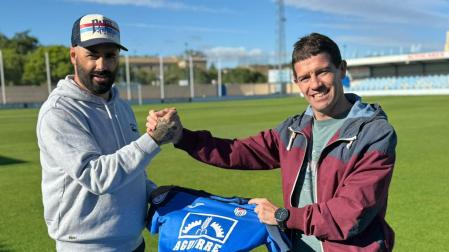 Felipe Palacios, presidente de la Peña Sport F.C., y David Ruiz, entrenador, tras firmar la renovación