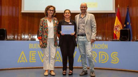 La jefa del servicio de Medicina Preventiva del HUN, Judith Chamorro, y la residente Sara Marquínez recogen el premio otorgado por la Asociación Española de Vacunología