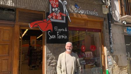 Fermín Maestre, dueño de la tienda de souvenirs El capote de san Fermín, en la cuesta de Santo Domingo
