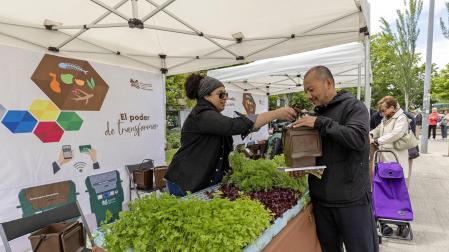 Fotos de la fiesta del reciclaje en la plaza Félix Huarte de Iturrama, organizada por la Mancomunidad de la Comarca de Pamplona.