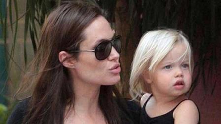 Shiloh Nouvel Jolie-Pitt, cuando era pequeña, en brazos de su madre