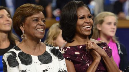Fotografía de archivo fechada el 6 de septiembre de 2024 de Michelle Obama y su madre, Marian Robinson