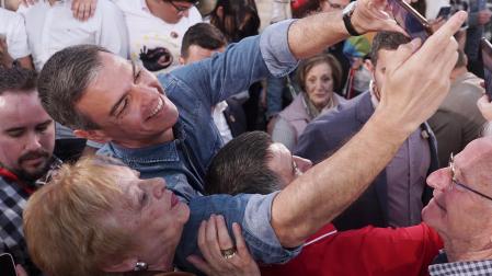 El presidente del Gobierno y secretario general del PSOE Pedro Sánchez (c), durante un momento del mitin de su formación con motivo de las elecciones europeas este viernes en Los Alcázares