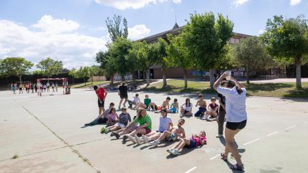 Varios jóvenes juegan en el patio del colegio San Julián