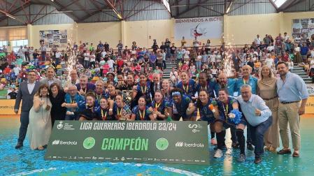 La plantilla del Super Amara Bera Bera tras la consecución en Elche de su noveno título de liga