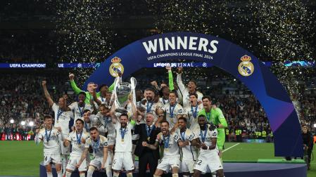 Los jugadores del Real Madrid festejan la consecución de la Decimoquinta Copa de Europa para el club