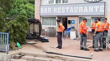 El coche ha saltado las escaleras y ha terminado en la terraza del bar