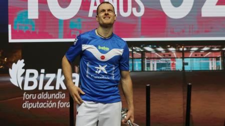Unai Laso, contrariado en el podio