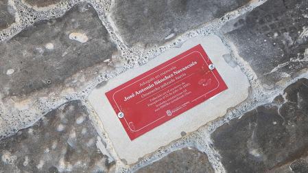 Una de las placas homenaje colocadas en el recorrido del encierro