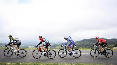 Los corredores ruedan durante la segunda etapa de la Dauphiné