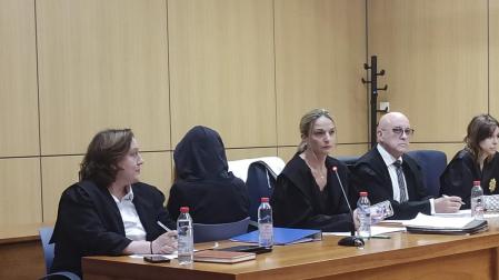 En la imagen sentada de espaldas, la joven acusada de matar a su madre el 1 de abril de 2020 en la casa de l'Alcúdia de Crespins