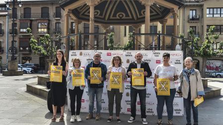 Representantes municipales y de Ascota presentaron ayer la iniciativa en la plaza de Navarra