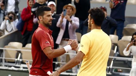 Saludo entre Djokovic y Cerúndolo al acabar el partido