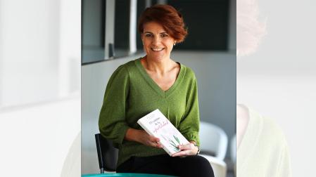 Cristina López Del Burgo (Pamplona, 1974) posa con un ejemplar de su libro 'El camino de la infertilidad'