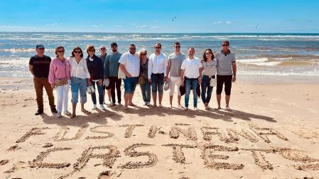 La expedición fustiñanera que acudió a Castets, en una de las playas cercanas al municipio galo