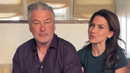 Alec Baldwin y su esposa Hilaria, en el vídeo promocional que han publicado en Instagram
