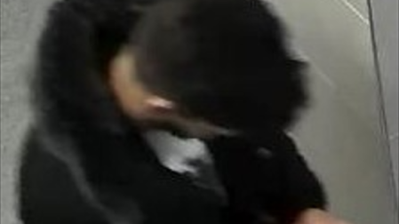 El detenido sale contando dinero tras uno de sus presuntos robos