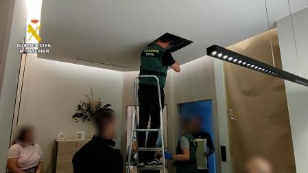 Grababa a inquilinos y empleadas con cámaras que simulaban detectores de humo o perchas