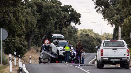 Un grúa recoge el vehículo del suceso, en el kilómetro 6 de la M-612, en la carretera de Fuencarral-El Pardo, a 4 de junio de 2024, en Madrid