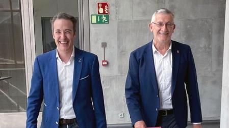 El vicepresidente Félix Taberna (dcha.) y Luis Campos, director general de Planificación, Coordinación, Innovación y Evaluación de Políticas Públicas, este miércoles en los pasillos del Parlamento de Navarra