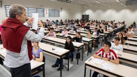 Un profesor da indicaciones a alumnos en el campus de la UPNA de Tudela, el martes por la mañana, antes de comenzar las pruebas.