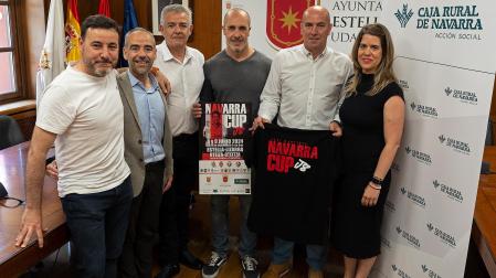 De izda. a dcha, Pol Echarri, Gustavo Elcarte, de Caja Rural, Ignacio Valencia, del Grupo Unsain Nissan, el concejal Carlos Rubio, Raúl Rández e Idoia Acedo, de Caja Rural