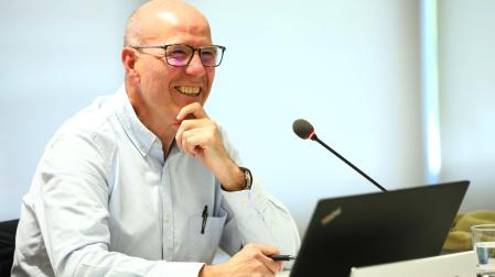 Emilio Alfaro, en la presentación del libro en la Biblioteca de Navarra.