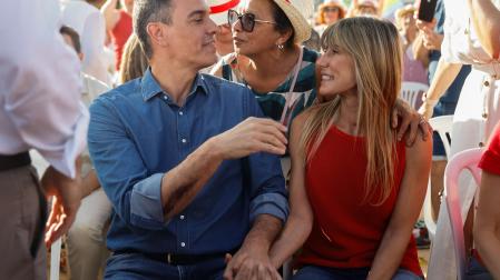 Pedro Sánchez junto a su mujer Begoña Gómez, durante un acto electoral de los socialistas en Benalmádena.