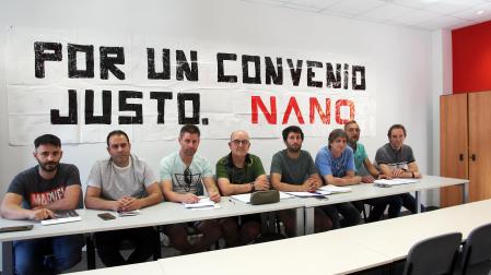 COMITÉ DE EMPRESA De izda. a dcha. Carlos Aguado y Cecilio Antón (UGT); Cristian García y José Antonio Arnedo (ELA); Miguel Lancis (Solidari); y Jesús Pérez, Ángel Amat y Martín Pascual (CC OO), durante la rueda de prensa ofrecida ayer para anunciar la convocatoria de huelga en Nano Tudela