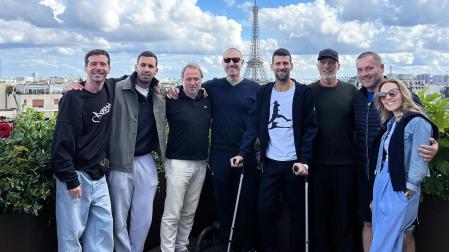 Novak Djokovic con muletas y rodeado de los suyos, con la Torre Eiffel al fondo, tras someterse a la operación de su rodilla derecvha