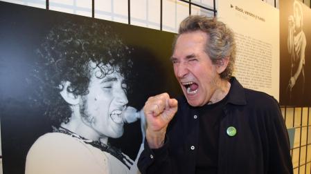 Miguel Ríos junto a una de sus fotografías en la inauguración del centro 'Espacio Caja Sonora'