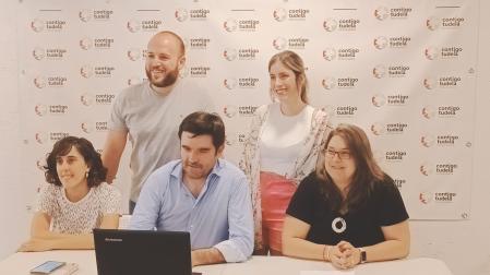 De pie, de izquierda a derecha, los ediles de Contigo Tudela Alberto Lajusticia y Eva Eliceche. Sentados, Marisa Marqués, Eneko Larrarte y Olga Risueño.