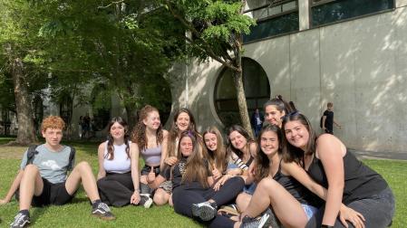 De izquierda a derecha, Eneko Zulaika, Idoia Ibarboure, Lexuri Arotzena, Larraitz Eugi, Janire Otxandorena, Naiara Ubina, Naroa Telletxea, Julene Mitxelena, Naroa Irigoyen y Nerea Petrirena, estudiantes del IES Toki Ona de Bera.