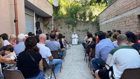 El papa Francisco durante la reunión con vecinos de un barrio de Roma