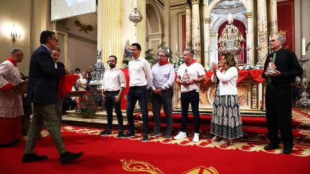 Dos corredores, el alcalde de Milagro, Miguel Herreras, su mujer y el director de la orquesta fueron homenajeados