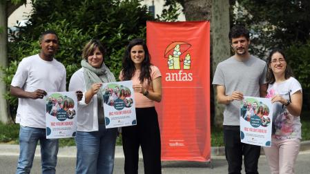 Steven Balanta, voluntario; Helena Gallego, gerente; Miriam Rivas, capitana de Osasuna; Iñigo Asensio, responsable de voluntariado; y Vanesa Alonso, trabajadora y usuaria de los programas de Anfa
