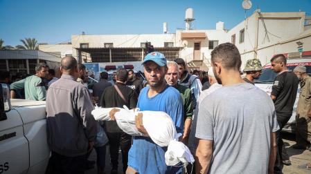 Un hombre recoge el cadáver de un familiar en la morgue del Hospital de Al-Aqsa
