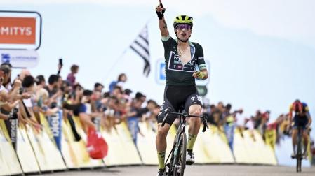 Primoz Roglic entra primero en la meta de Collet d'Allevard