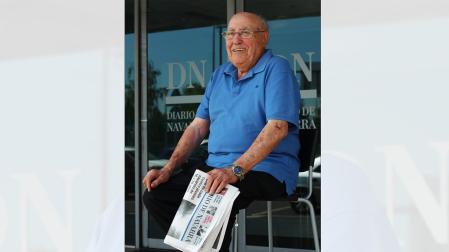 Manuel Gil Bellmunt, de 92 años, en la entrada a Diario de Navarra