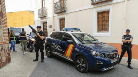 Agentes de la Policía Nacional custodian la entrada al juzgado de Illescas (Toledo)
