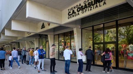 Colas de aficionados en días pasados buscando prendas de Adidas rebajadas de precio en la tienda, antes del desembarco de Macron