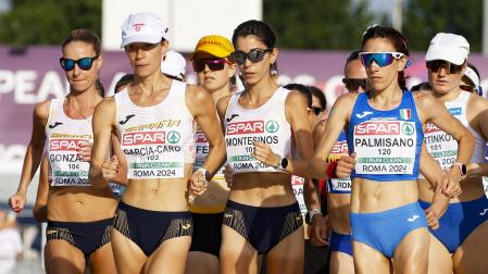 Laura García-Caro (2 por la izda.) junto a las españolas Gonzalez y Montesinos y la vencedora final, la italiana Palmisano (dcha.) en un momento de la prueba