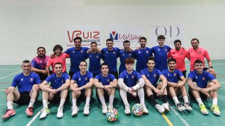 El cuerpo técnico y la plantilla del Vulcanizados Ruiz Tafa